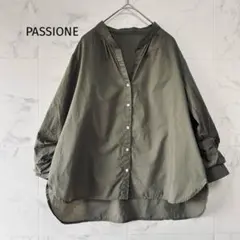【PASSIONE】カーキ　スタンドカラーVネック七分袖ブラウス 袖デザイン　M