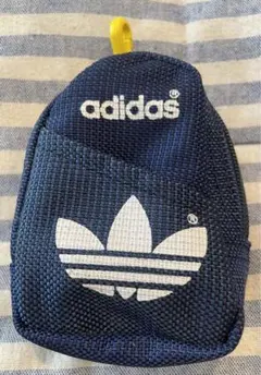 新品未使用　adidas アディダス ミニポーチ　リュック型　カラビナ付き　紺