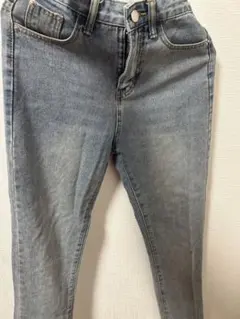 ストレートデニム薄めの色のサムネイル