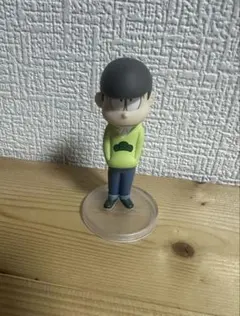 おそ松さん フィギュア チョロ松 黄緑 パーカー 台座付き 飾り