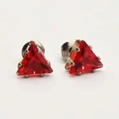 クリスタルのピアス　三角形　赤　s1847