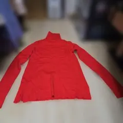 赤 タートルネック 長袖セーター　ミラオーウェン。