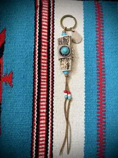 スエード革とエゾシカの角のキーホルダー　ベージュ　ハンドメイド