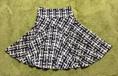 ⭐︎美品　ブージュルード　幾何学模様 フレアスカート 膝丈　ウエスト総ゴムのサムネイル