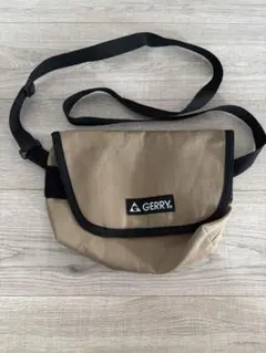 GERRY ナイロン　ショルダーバッグ　ベージュ　サコッシュのサムネイル