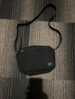 黒のナイロンショルダーバッグ