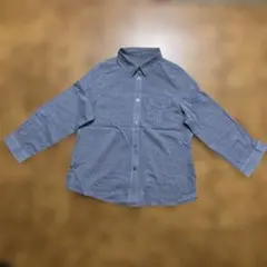 ブルーの長袖シャツ フロントポケット付き