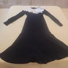 黒のニットワンピース 長袖 フリル襟