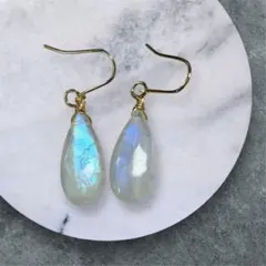 レインボームーンストーンピアス