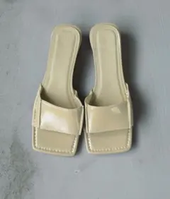 美品　アンヌーク スクエア エコレザーサンダル クリームのサムネイル
