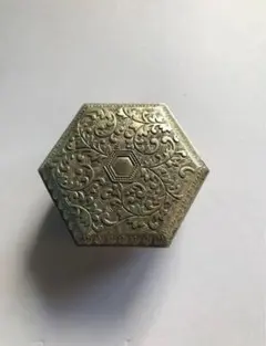 六角形の金属製アクセサリーケース