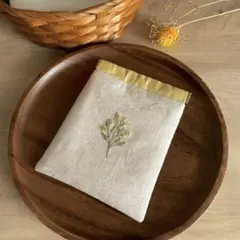 ミモザ刺繍のバネ口ポーチ＊ナチュラル／ハンドメイド／春色／小物入れ／ギフト
