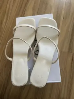 アイボリー ストラップサンダル