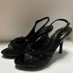 ビーズ装飾付きブラックサテンハイヒール