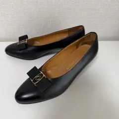 ♫週末限定値下♫コールハーンバレエシューズ　ブラック　リボン付き コールハーン ブラックレザー バレエシューズ ゴールドロゴ - メルカリ