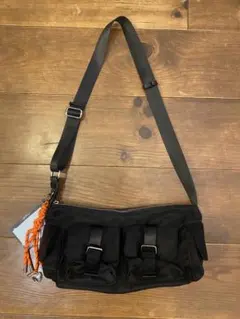 niko and… ニコアンド マルチポケットショルダーバッグ　チャーム付き