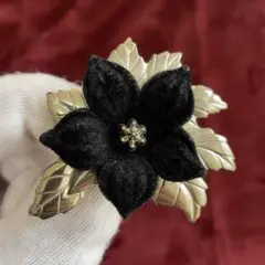 【28】軽量フラワーブローチ　黒いフェルトの質感　希少　ヴィンテージ