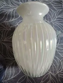 ホワイト陶器 花瓶 曲線デザイン ホワイト陶器 花瓶 曲線デザイン - メルカリ