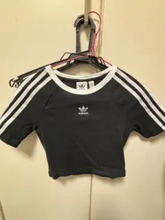 adidas クロップドTシャツ 黒 ストライプ