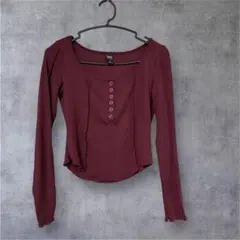 Dazy バーガンディ ボタン付き クロップドTシャツ