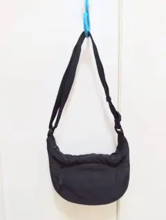 ブラック ショルダーバッグ　肩掛けバッグ　バッグ　カジュアル　軽量