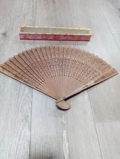 老閶門　扇人心動的礼物　透かし彫りの木製扇子 専用箱入り 高橋禮品扇 透かし彫り 木製扇子 赤い房付き - メルカリ