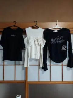 リボン付き白トップスと黒長袖&黒半袖