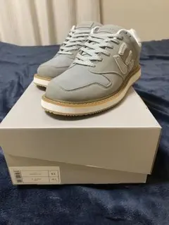 グレー スニーカー