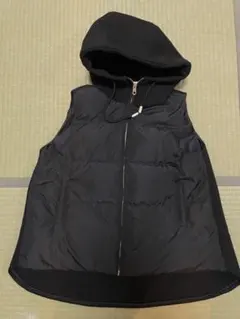 美品　フード付きブラックダウンベスト