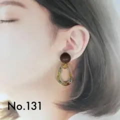 値下げしました！木製カボションとクリアフラワーフープのピアス