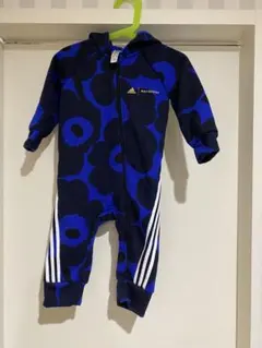 adidas フード付きロンパース 青・黒花柄
