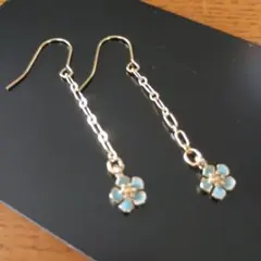 ライトブルーの花が揺れるピアス
