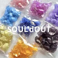 手染めビーズ 花びらチャーム