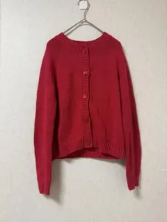 赤いニットボタン付きカーディガン