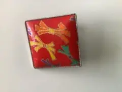 リボン柄の正方形ブローチ