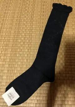 靴下屋　フリル付きブラックハイソックス