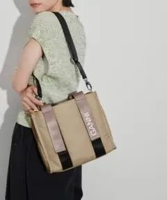 美品☆ GANNI(ガニー)RECYCLED TECH SMALL TOTEのサムネイル