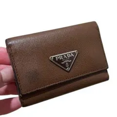 PRADA キーケース　サフィアーノレザー　ブラウン　三角プレート