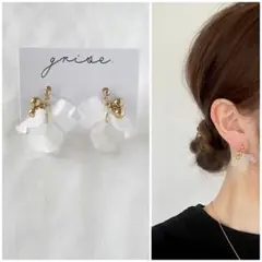 376 マット ホワイト 花びら スティック ピアス イヤリング 