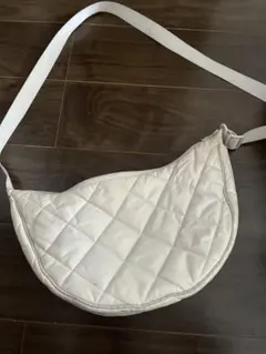 ホワイトキルティングハーフムーントートバッグ