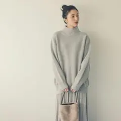 北欧、暮らしの道具店「冬コーデに迷わない」あったかウールのミドル丈ニット グレー