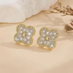 四つ葉のクローバー 花型 ゴールドピアス