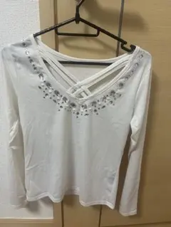 ホワイト クロスストラップ ビジュー トップス