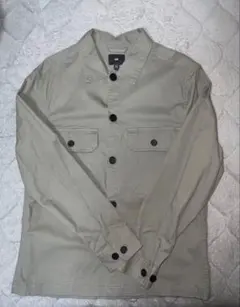 ベージュ ボタン付き長袖シャツ