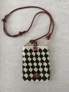 ハンドメイド　かぎ針編み 緑と白のスマホショルダーバッグ