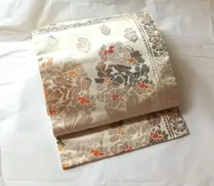 名古屋帯　ライトグレー　花唐草　西陣織　正絹　中古　【mm708】 名古屋帯 ライトグレー 花唐草 西陣織 正絹 中古 【mm708】 - メルカリ