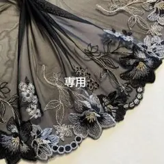 シルバーグレイカラーの花刺繍チュールレース　1m　金糸入り　N-453