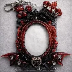 B8 硬質デコトレカケース　キーホルダー　病みかわ　ゴシック　地雷系　赤　黒