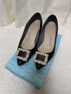 ブラック パンプス パールバックル 5cmヒール