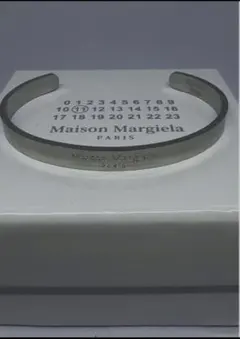 Maison Margielaロゴシルバーバングル SM1UY0052 - メルカリ